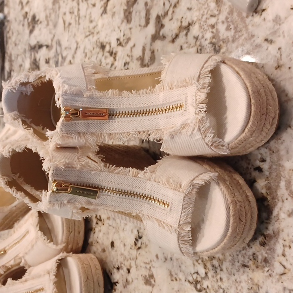 NEW Michael Kors Women's Berkley Wedge Sandals Cream Color Fringed Denim SZ 10 - Picture 11 of 16